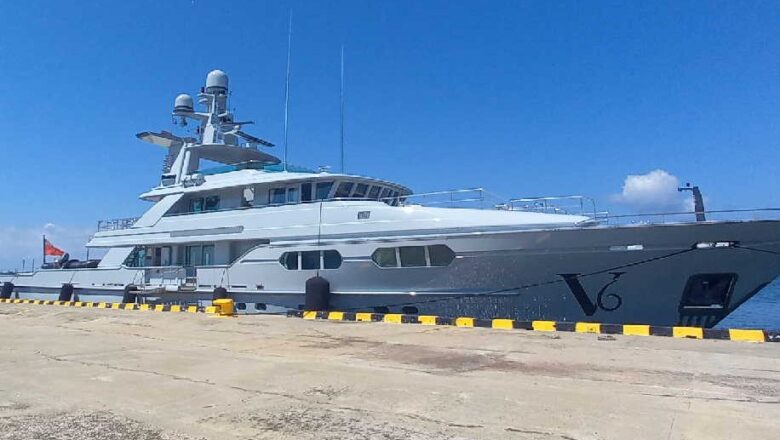Trinidad de Cuba recibe a turistas que viajan a bordo del megayate privado V6
