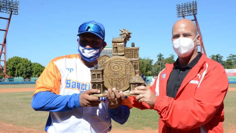 Coordinador nacional de los CDR entrega Premio del Barrio a Frederich Cepeda