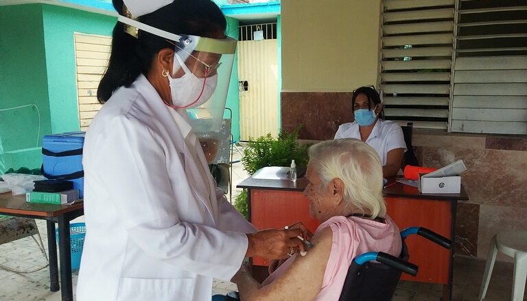 Inmunizan a abuelos del Hogar de Ancianos de Cabaiguán con vacuna Abdala