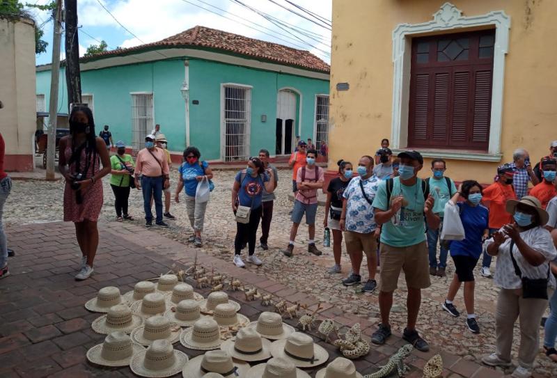 Visitantes nacionales y extranjeros reconocen los atractivos de la ciudad de Trinidad donde se recuperan los servicios de alojamiento y otras ofertas