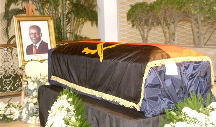Homenajes por funeral de Dos Santos en Angola