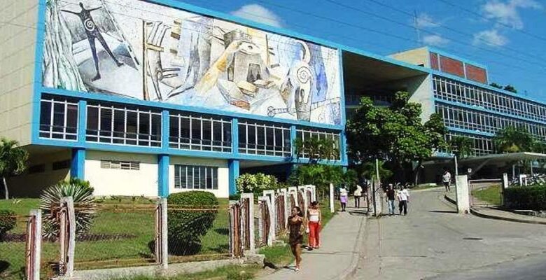 Presidente de Cuba y otras autoridades recuerdan aniversario de Universidad de Oriente