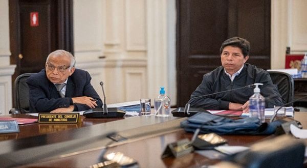 Presidente de Perú denuncia persecución política en su contra