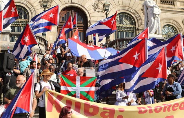 Cubanos alzan la voz en País Vasco en rechazo al bloqueo