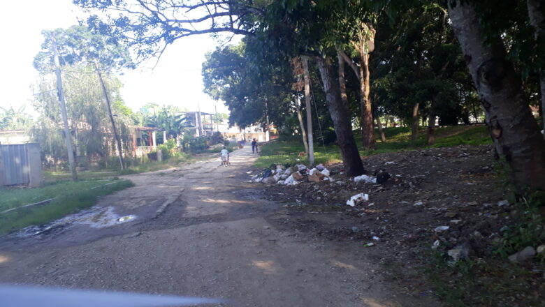 Entre el incumplimiento de Comunales y la indisciplina ciudadana la basura adorna las esquinas de Cabaiguán