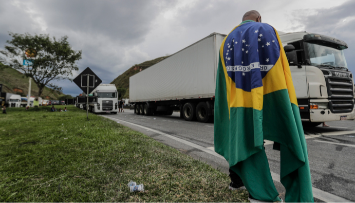 Ordenan despeje de vías bloqueadas por bolsonaristas en Brasil