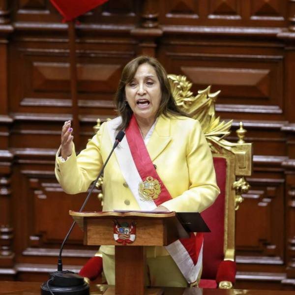 Primera mujer presidenta en Perú ofrece gobierno de ancha base