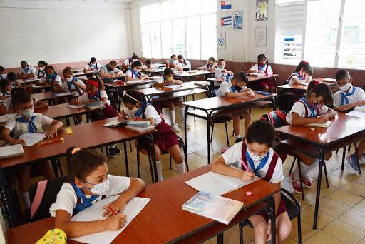 Felicita directora municipal de Educación de Cabaiguán a trabajadores del sector en ocasión del Día del Educador