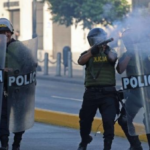 Represión policial a gran marcha en Perú deja varios heridos y detenidos