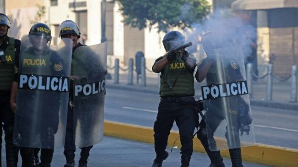 Represión policial a gran marcha en Perú deja varios heridos y detenidos