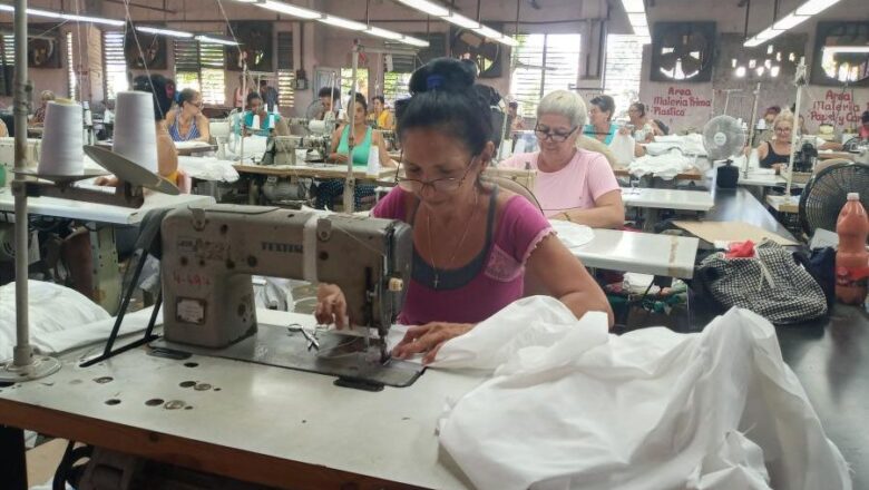 Taller de Trinidad confecciona uniformes con destino a otras provincias cubanas