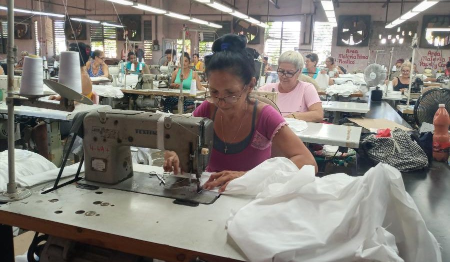 El taller de confecciones Yamil Dumenigo de Trinidad es uno de los mas estables de la provincia 900x525 1