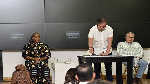 Presidente de Colombia firma ley a favor de privadas de libertad