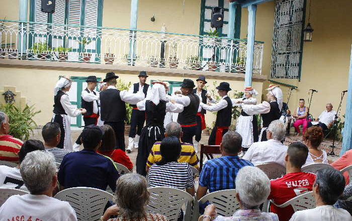 Danza Isleña Portadora de Pozas: espectáculo de tradiciones