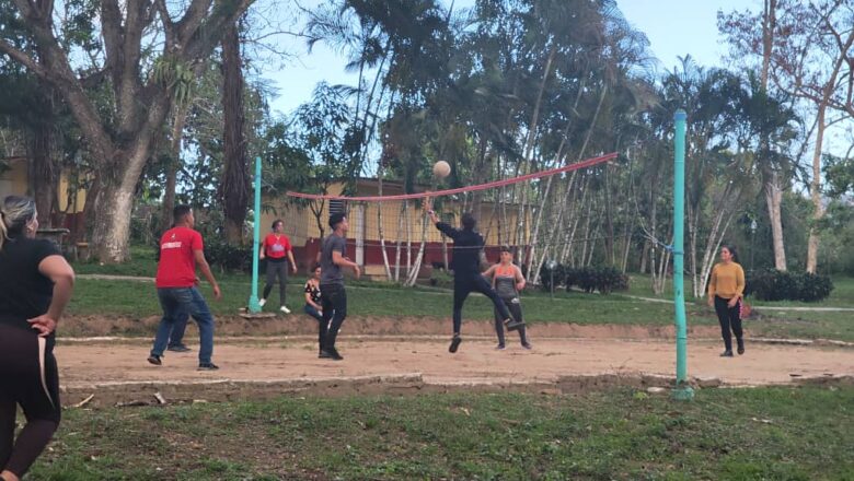 A jugar Voleibol