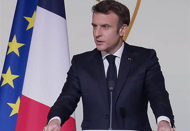 Presidente francés promulgó reforma con jubilación a 64 años