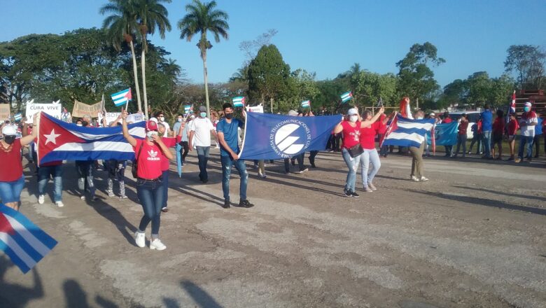 Asistieron trabajadores cabaiguanenses de las comunicaciones con todo a la plaza de la Revolución