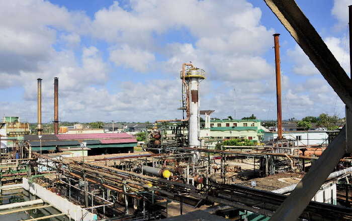 Prioriza Refinería de Cabaiguán obtención de asfalto para la exportación y productos líderes