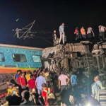 Triple choque ferroviario en la India ocasiona al menos 200 muertos y 900 heridos