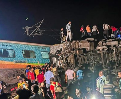 Triple choque ferroviario en la India ocasiona al menos 200 muertos y 900 heridos