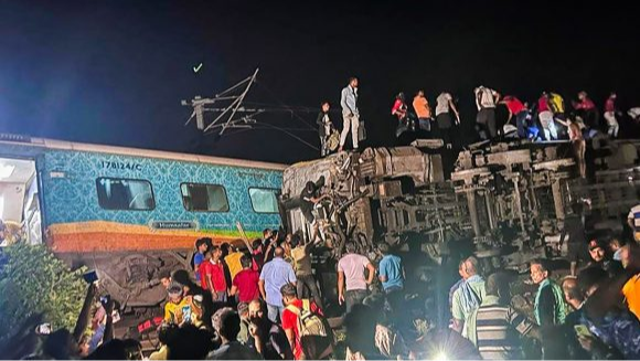 Triple choque ferroviario en la India ocasiona al menos 200 muertos y 900 heridos