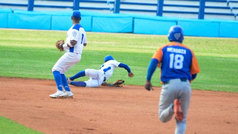 Alex dio Guerra en el Latino y puso delante a los Gallos en el play off