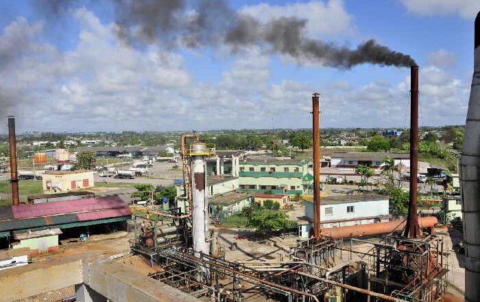 Trabajan en la refinería de petróleo de Cabaiguán para disminuir emisión de gases contaminantes al medio ambiente (+ Audio)