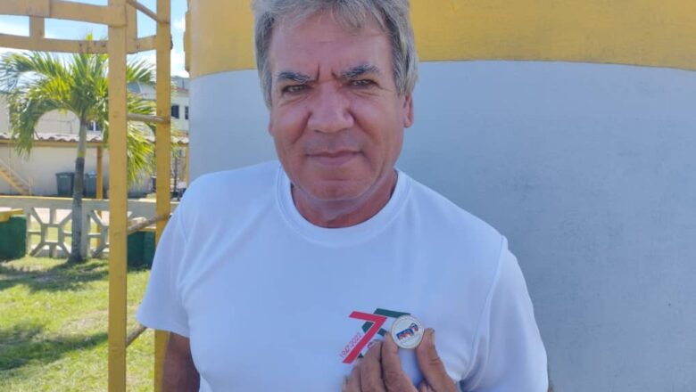 Entregaron a Reinaldo Prida, trabajador de la refinería de petróleo de Cabaiguán, medalla 80 aniversario de la CTC