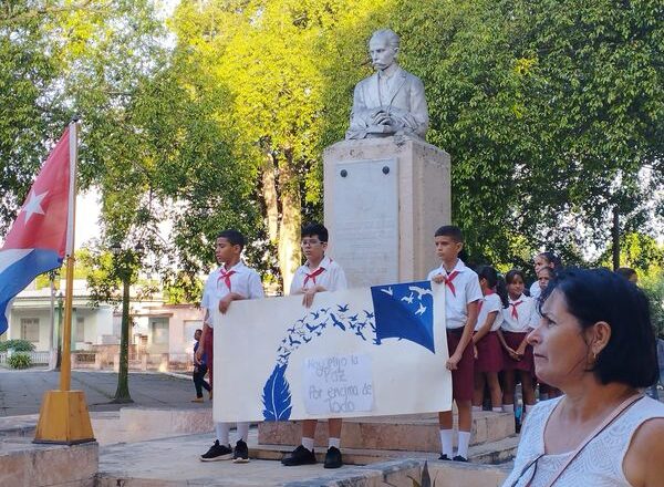 Reclaman pioneros y maestros cabaiguanenses cese de la guerra y paz para Palestina (+ Fotos)