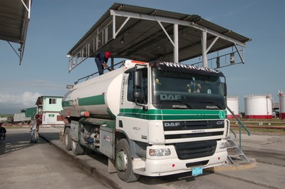 Apoyan choferes de la UEB Transportación Cabaiguán traslado de combustibles en La Habana