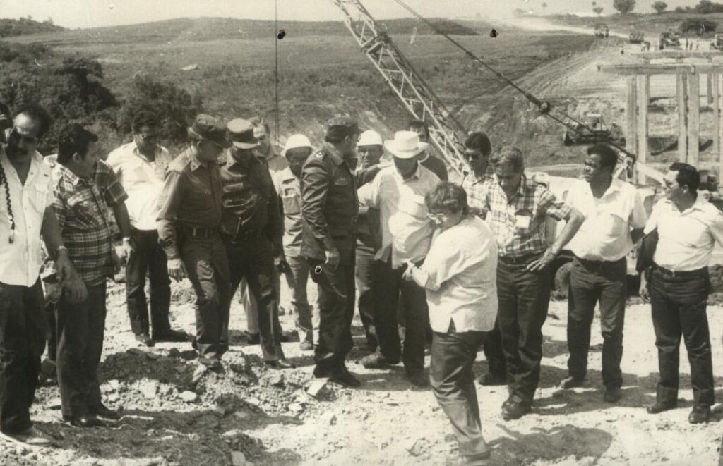 2.1 Fidel en la const. de la Autopista en Tres Palmas. 1989