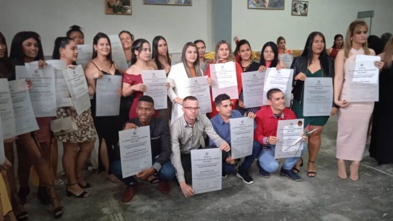Gradúa Centro Universitario de Cabaiguán 66 nuevos profesionales (+ Audio y Fotos)