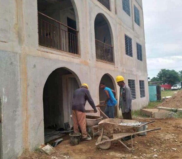 Constructores de Sancti Spíritus no se detienen a pesar de los obstáculos