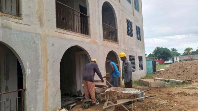 Constructores de Sancti Spíritus no se detienen a pesar de los obstáculos