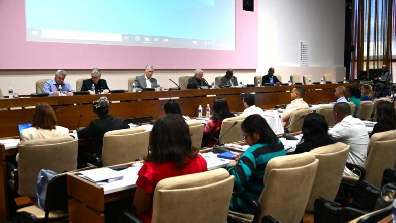 Presidente cubano participa en debates del Parlamento