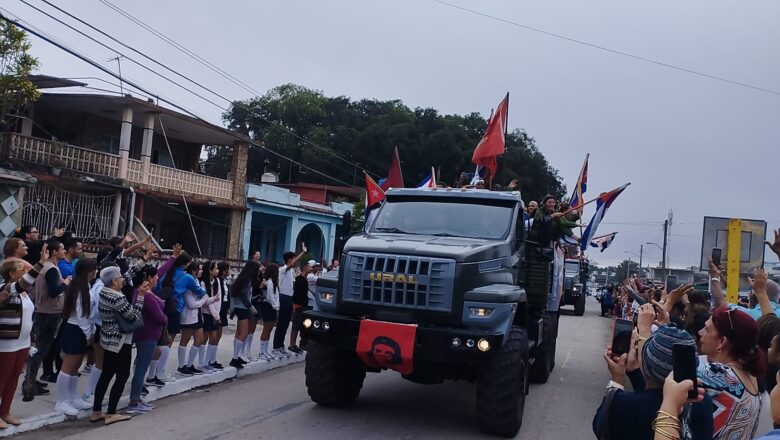 Cabaiguanenses saludan paso de la Caravana de la Libertad (+Fotos)