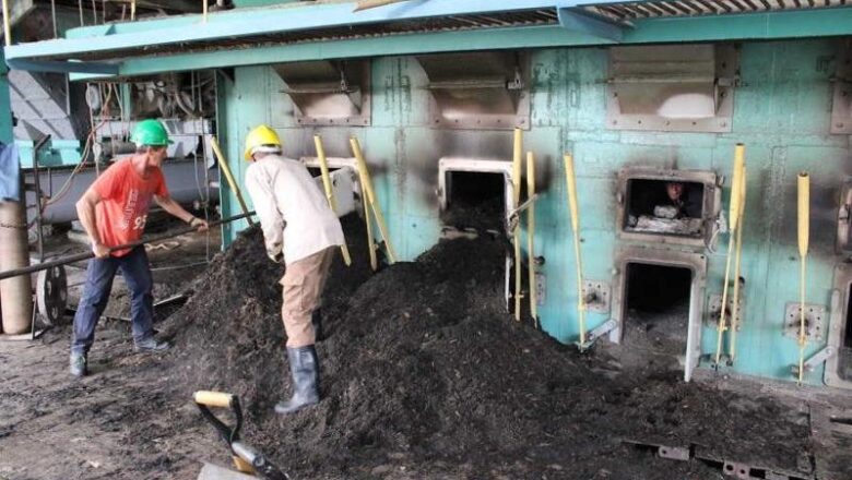 Sancti Spíritus: Trabajadores del central Uruguay apoyan la zafra en Tuinucú