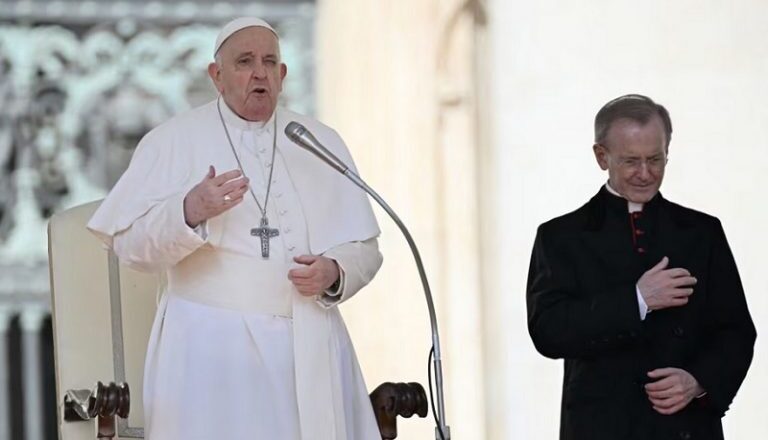 Papa Francisco: «Debemos hacer todos los esfuerzos para tratar, para negociar, para poner fin a la guerra»