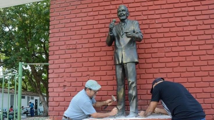 estatua delio luna en sancti spiritus