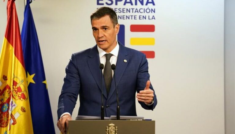 Pedro Sánchez anuncia que continuará al frente del Gobierno español