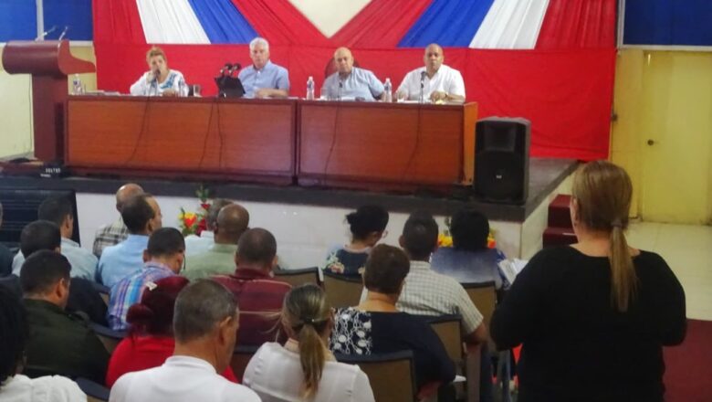 Presidente Díaz-Canel recorre varias entidades de Taguasco