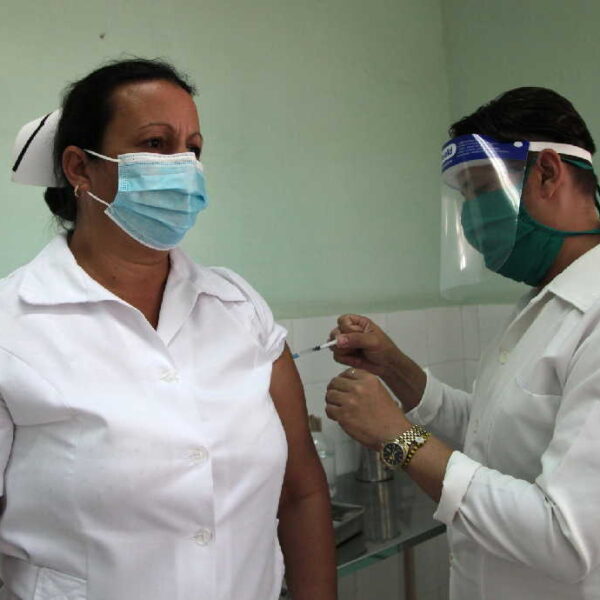 Inmunizan a trabajadores y estudiantes del sector de la salud en Cabaiguán contra la COVID 19 en su cuarto refuerzo (+Audio)
