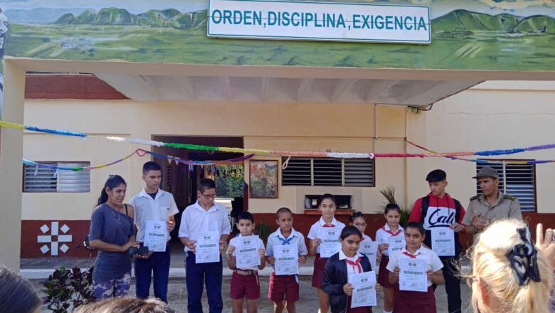 Premia Sector Militar de Cabaiguán ganadores del Concurso “Amigos de las FAR”