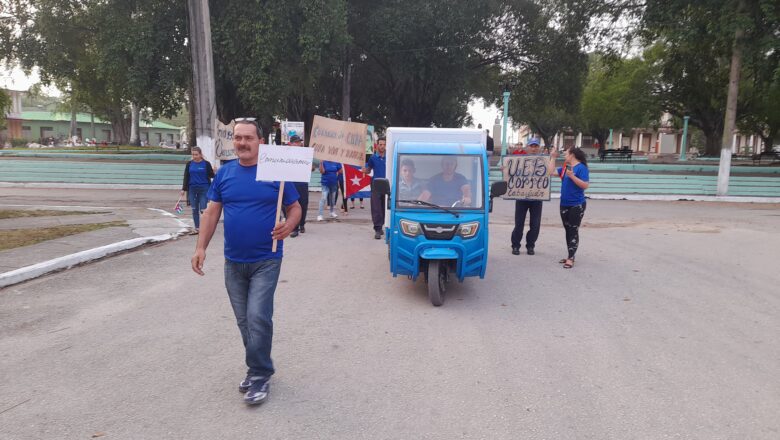 Cabaiguanenses “azules” camino a la Plaza de la Revolución (+Audio y Fotos)