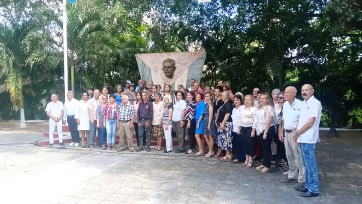 Recibieron dos trabajadores de la Refinería de Cabaiguán medalla Jesús Menéndez que otorga la CTC