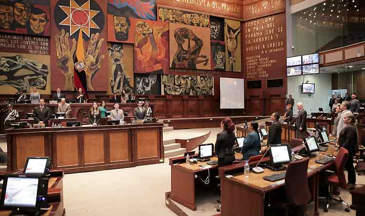 Parlamento de Ecuador debate cómo tratar reformas de consulta popular