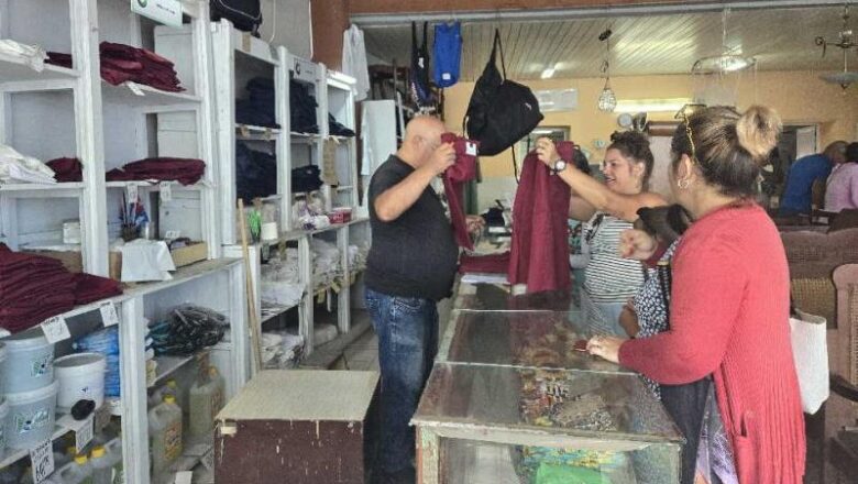 Sancti Spíritus: Descosidos en la venta de uniformes