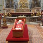 Mar de pueblo en Plaza de San Pedro para despedir al papa Francisco
