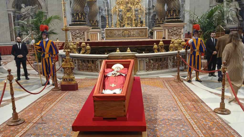 Mar de pueblo en Plaza de San Pedro para despedir al papa Francisco