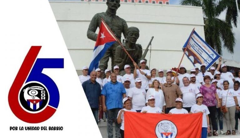Recibe Sancti Spíritus Bandera 65 Aniversario de los CDR